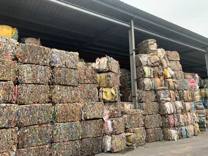 Các kiện nhựa đã ép được xếp chồng trong kho của cơ sở tái chế