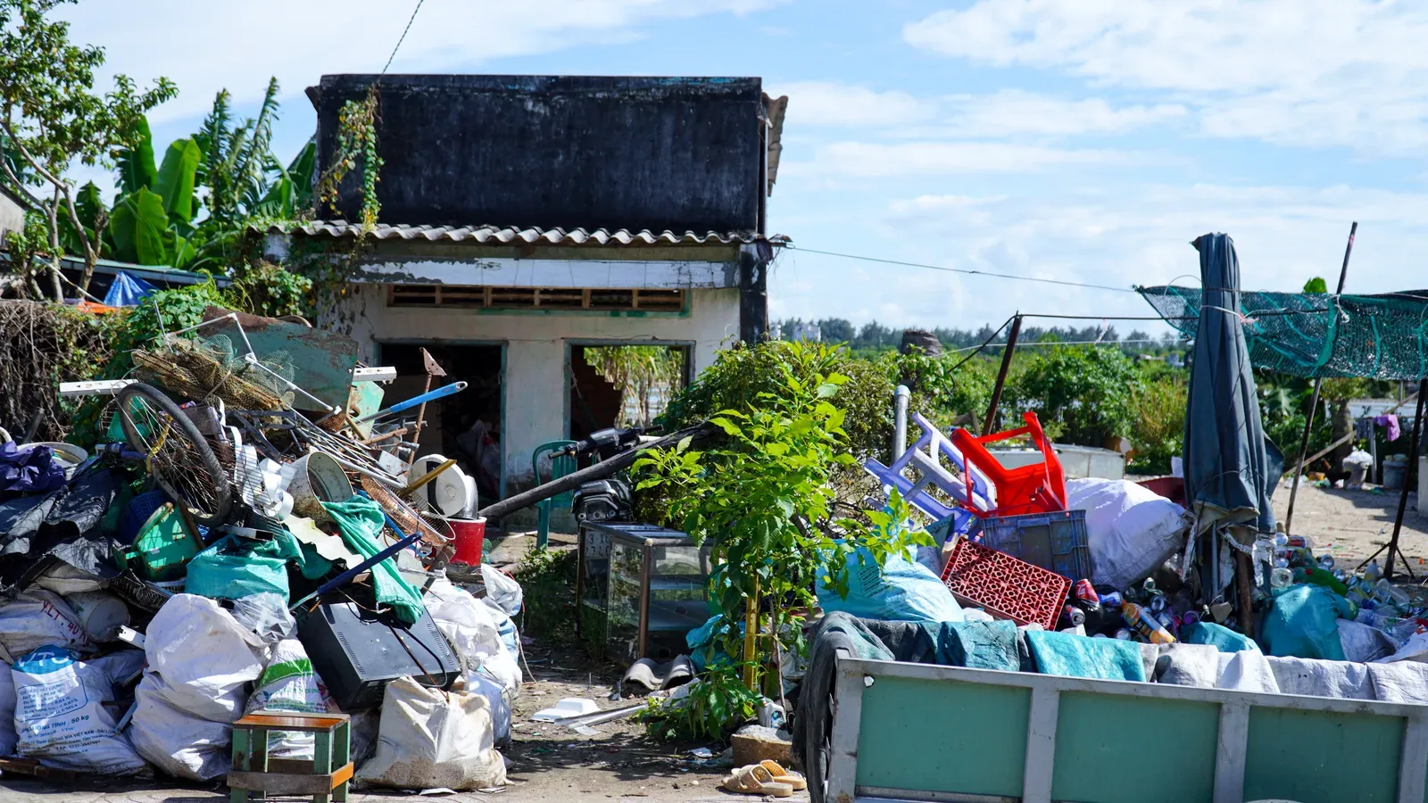 Điểm tập kết phế liệu ven đường với các bao tải và vật liệu đã phân loại