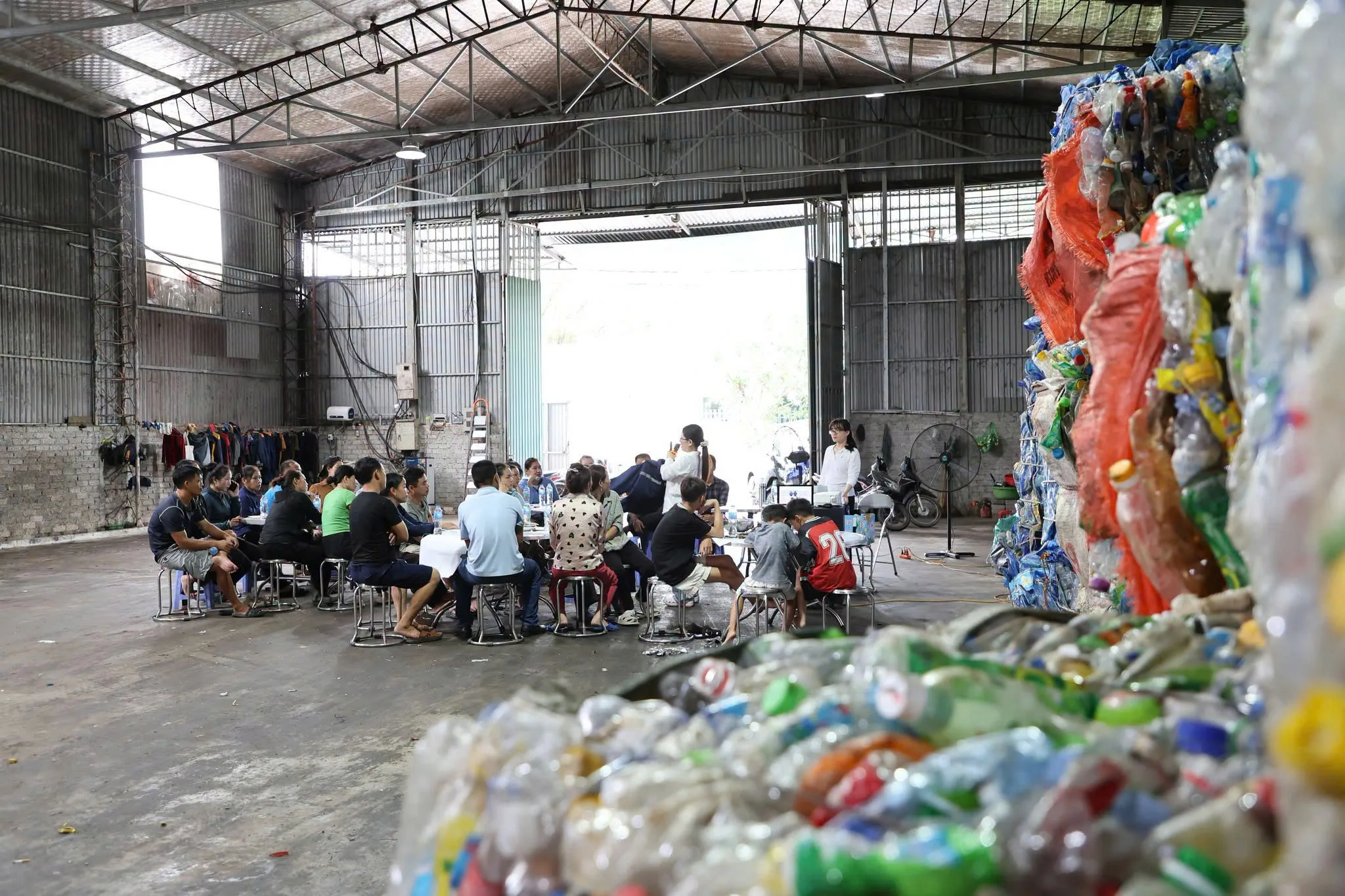 Buổi tập huấn an toàn, vệ sinh lao động cho công nhân tại điểm thu gom, phân loại phế liệu