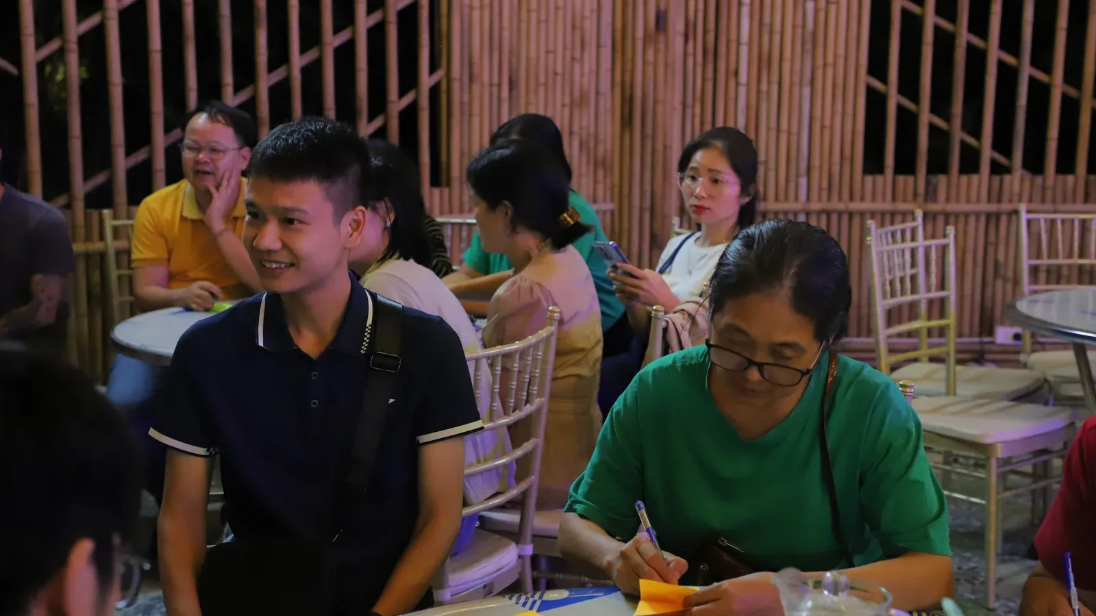 Các thành viên doanh nghiệp trao đổi tại bàn làm việc trong không gian kết nối