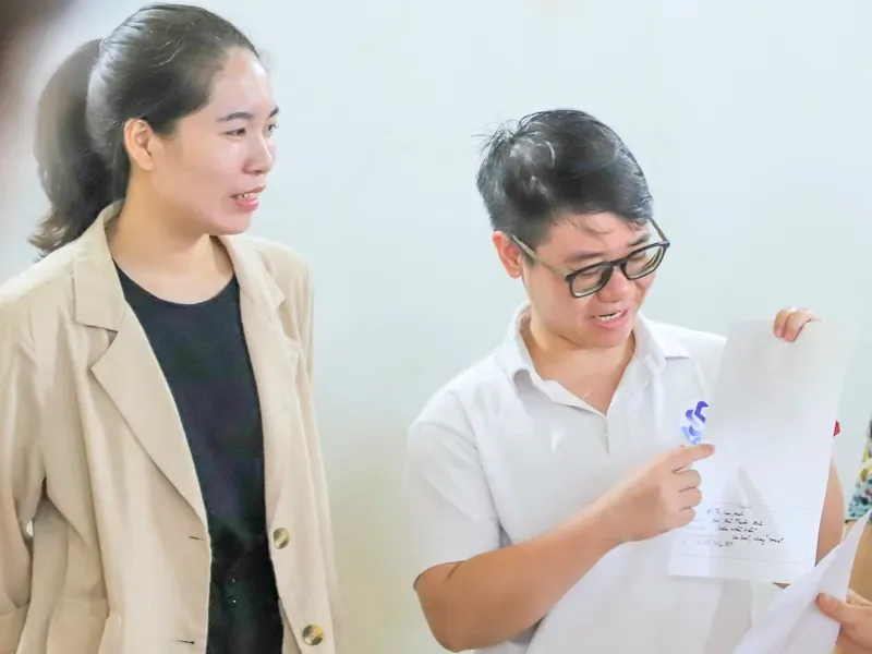 Ảnh minh hoạ: hai người cùng xem một tài liệu trong buổi làm việc